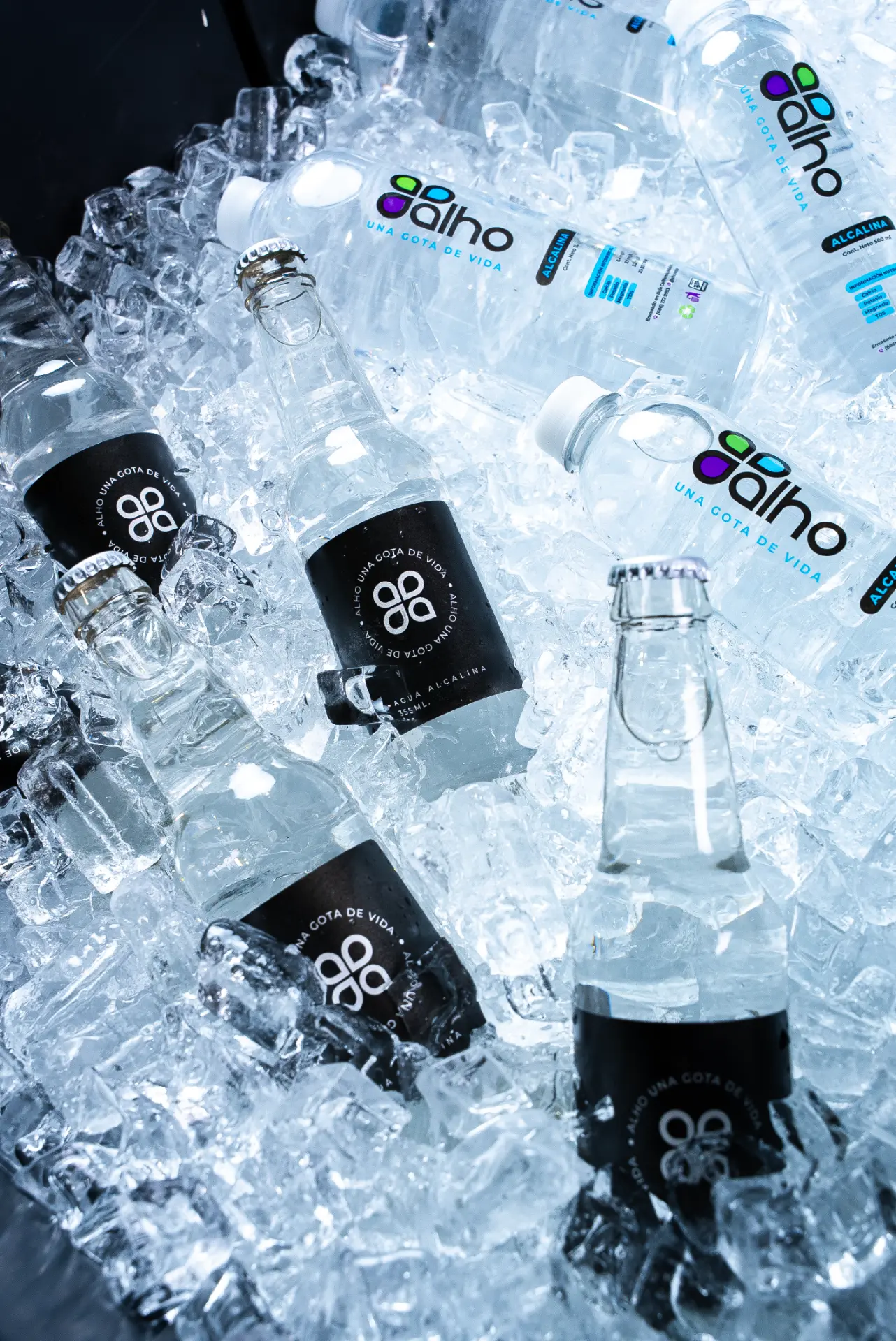 Botellas auténticas ALHO de vidrio entre hielo
