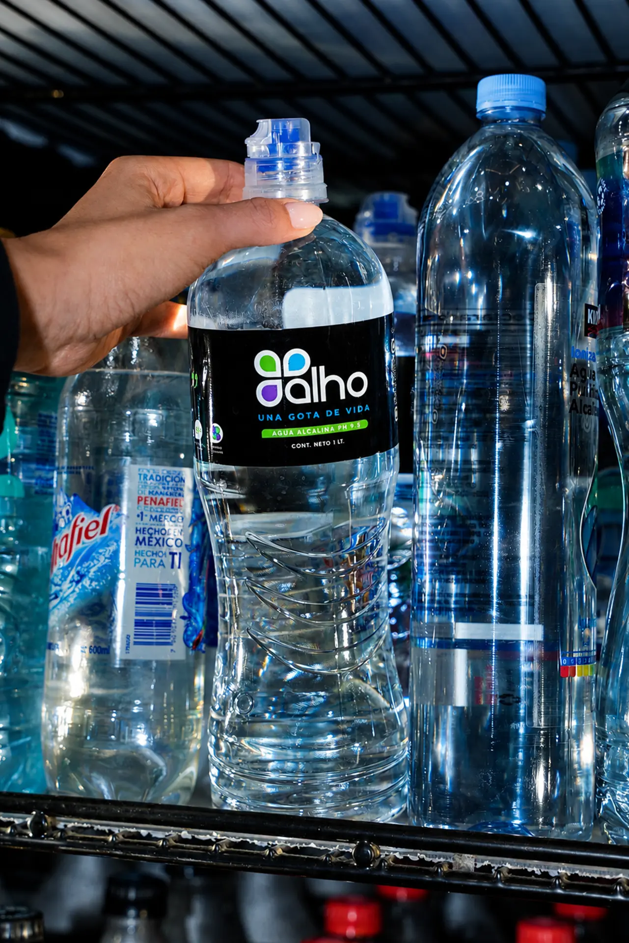 Una botella oficial ALHO en un refrigerador
